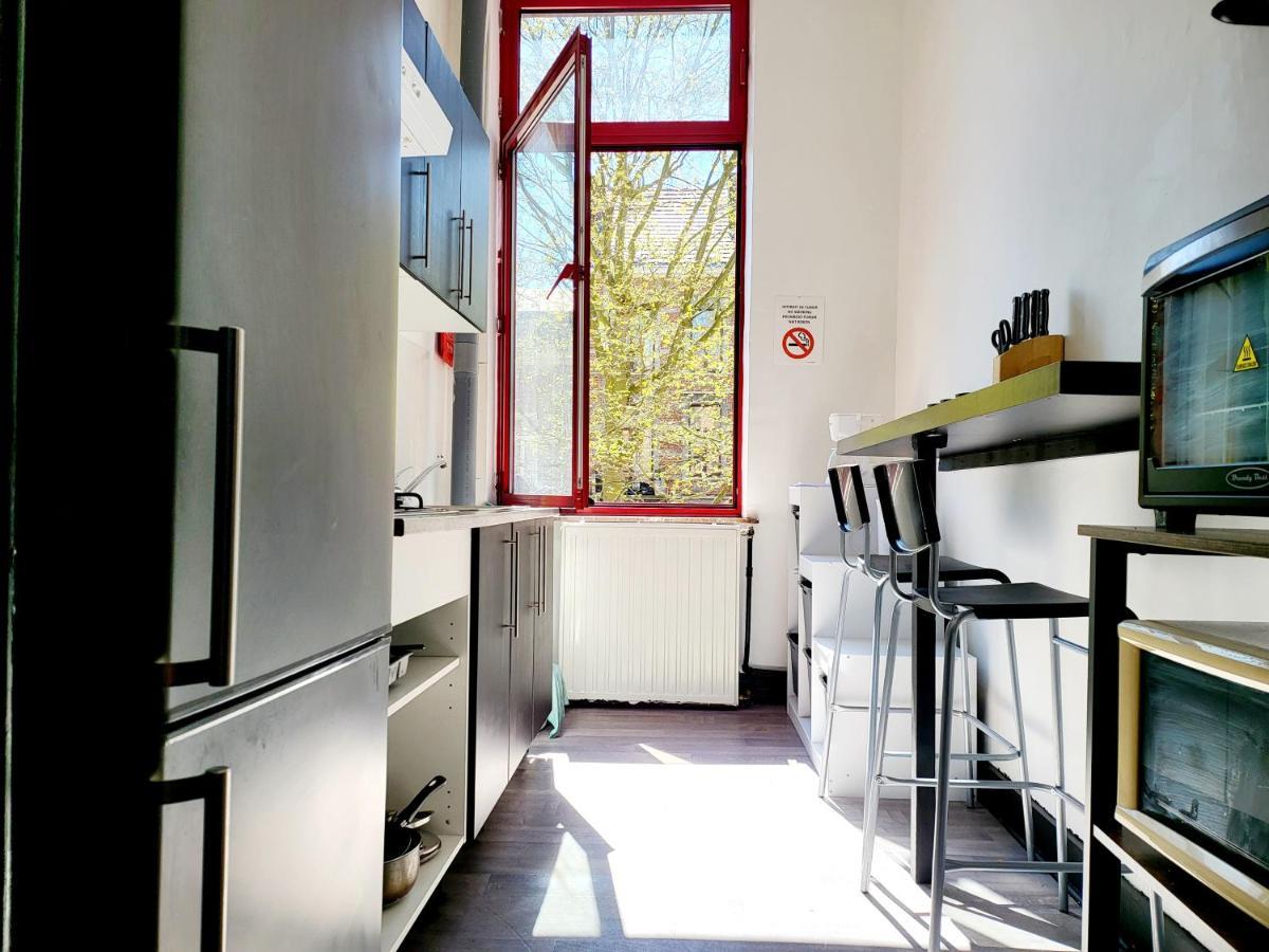 Chambre Privee Au 3E Etage Sans Ascenceur En Plein Centre De Charleroi Apartment Bagian luar foto